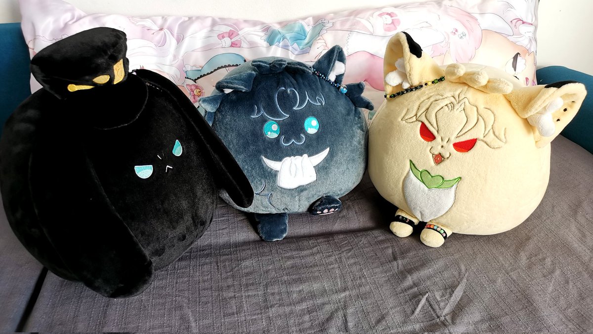 NecroTea's tweet photo. DIO Rotundo hanging out with his new friends 💙💚💜 https://t.co/ydJex3Izy4