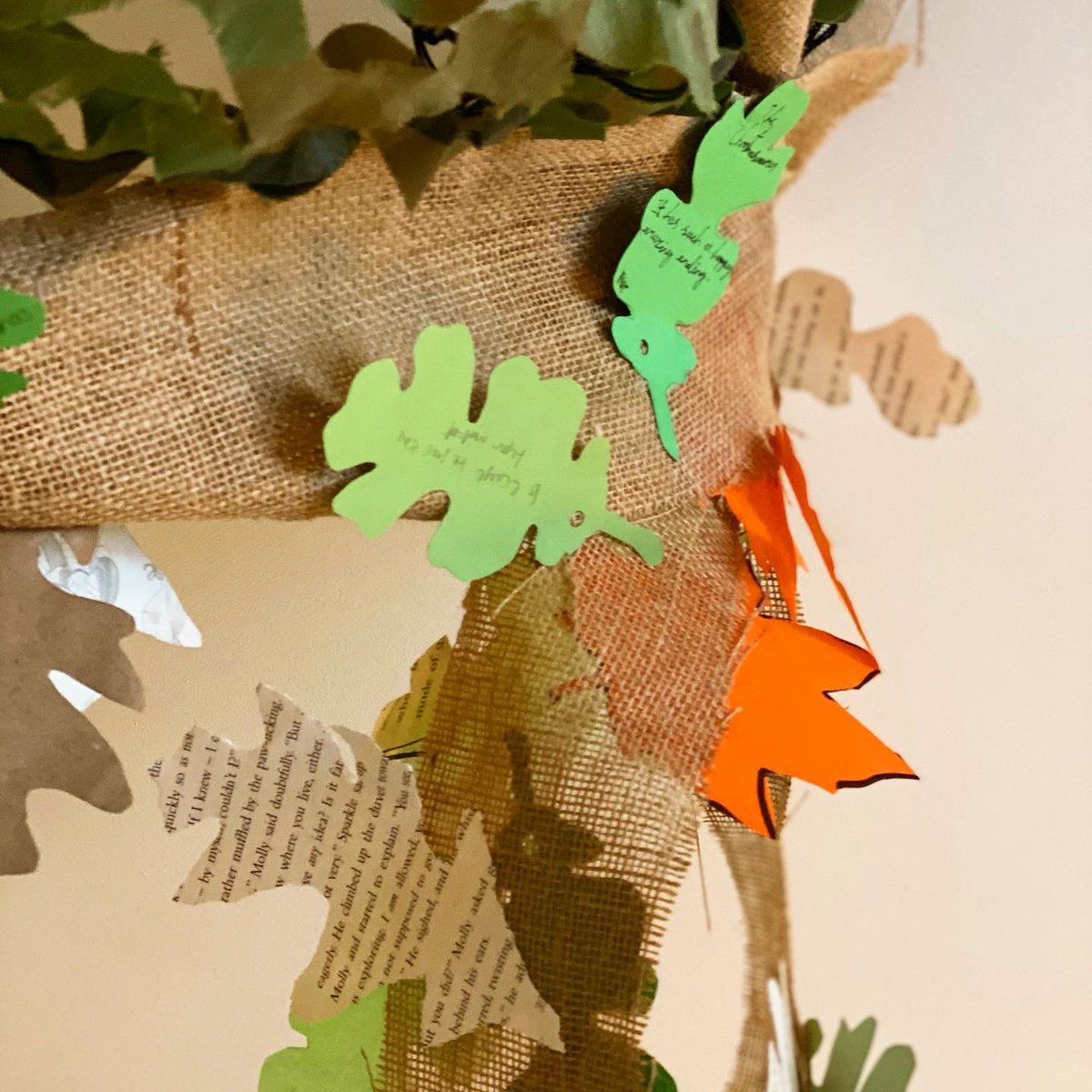 _tarasteaching's tweet photo. Enchanted Forest reading tree 🌿📚✨📖
I adore our tree in our newly revamped library! My favourite parts are our class animals sat in the tree reading & the leaves made out of old book pages & with children’s book recommendations on!😍🍃
#edutwitter #library #readingtree #RfP https://t.co/5KOeftiWBR