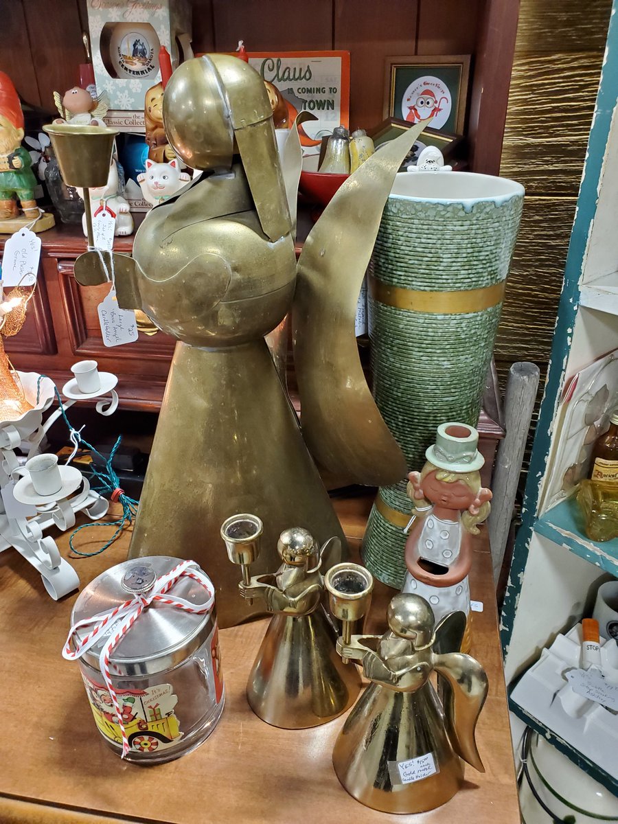 FarmAntiques's tweet photo. Come on in today and say, "Halo" 😊😇👼

#seeyouatthefarm #angels #christmasdecor #puns https://t.co/hyNZqLOIy7