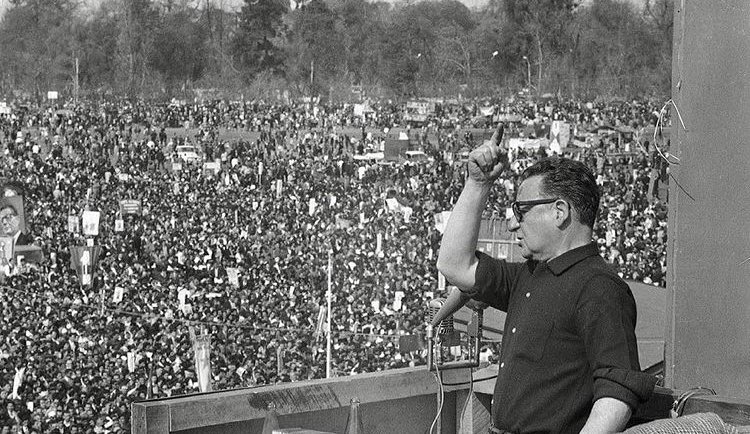 Jóvenes de Chile, con este nuevo espíritu, con esta confianza en ustedes, tienen que ser + revolucionarios que nunca, y + revolucionarios significa ser mejor estudiante, mejor hijo, mejor hermano, mejor compañero. Ser mejor revolucionario significa prepararse +, sacrificarse +”
