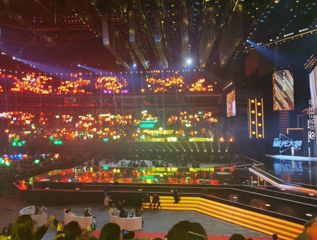 nahz_oaix's tweet photo. Tencent Night 2020 is really beautiful. The 3 houses (xfx, bxg, mtjj) were harmonious and you can read stories of how they helped each other to bring in the lights (at first the guards would confiscate them but they eventually gave up lol) all for two men: Xiao Zhan and Wang Yibo https://t.co/XMOyD0qXR3