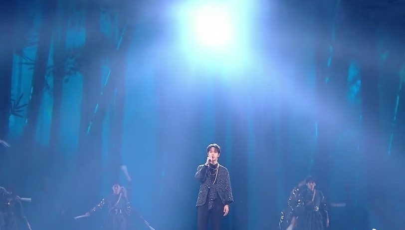 nahz_oaix's tweet photo. Tencent Night 2020 is really beautiful. The 3 houses (xfx, bxg, mtjj) were harmonious and you can read stories of how they helped each other to bring in the lights (at first the guards would confiscate them but they eventually gave up lol) all for two men: Xiao Zhan and Wang Yibo https://t.co/XMOyD0qXR3