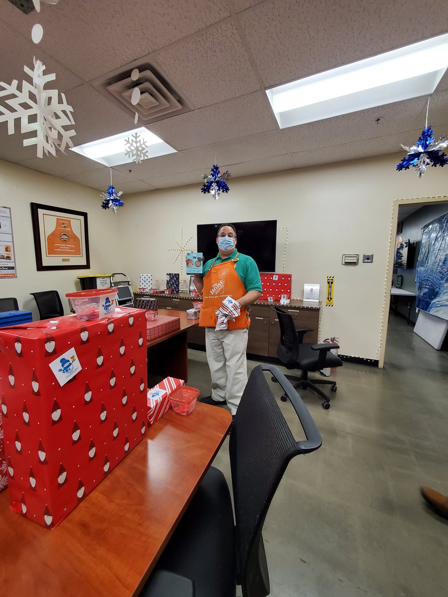 HuntingtonTHD's tweet photo. Christmas Celebration at 3642!@hd3642 @DerekBTHD @SCL13Blue @ErinWatsonHDHR @WebbfWebb https://t.co/ywgMdxsZNb