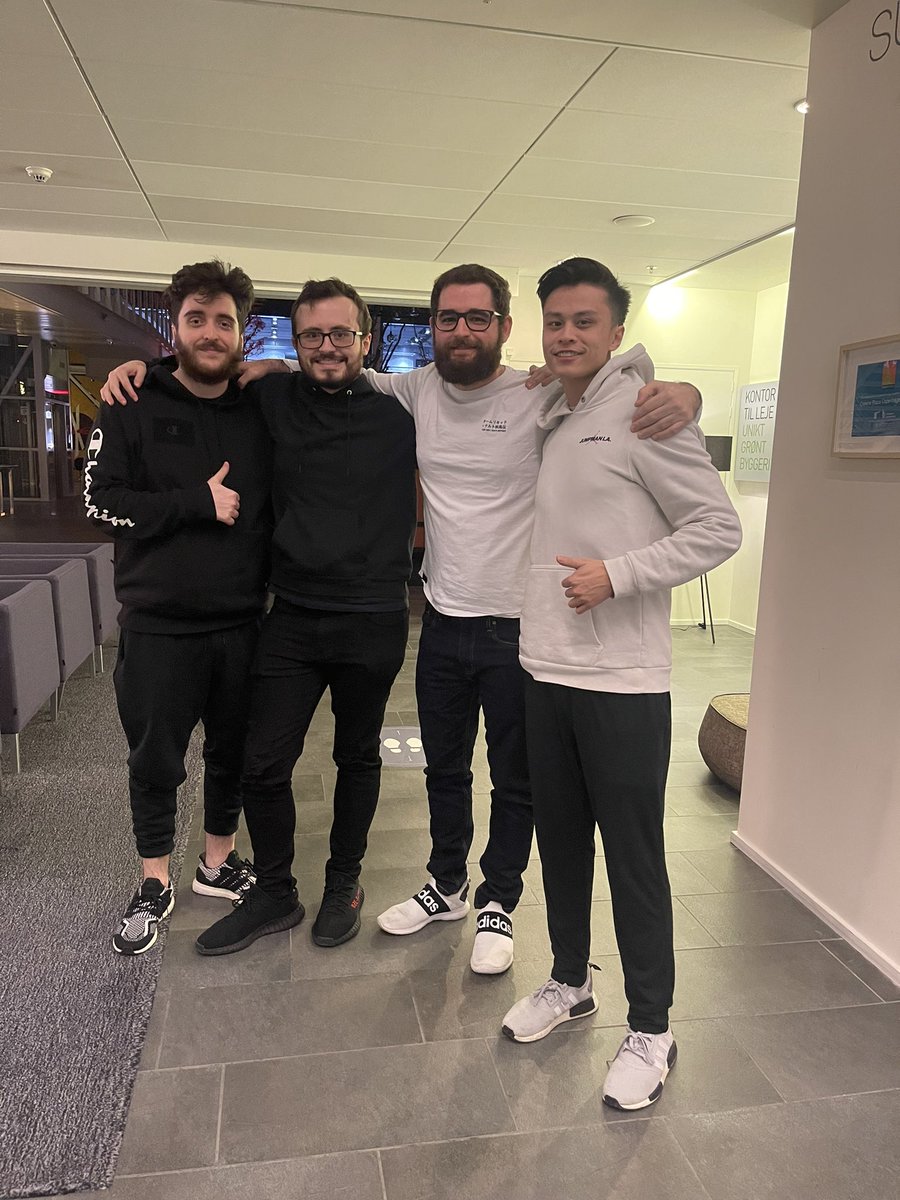 FalleNCS's tweet image. Último dia do ano com os meninos antes de ir pra casa. Gratidão demais por ter sido recebido por esse grupo. Meus sentimentos; nos esforçamos bastante o ano todo, moramos fora de casa, demos o nosso melhor. Podíamos mais mas nao conseguimos. Faz parte. 99% também não conseguiu.