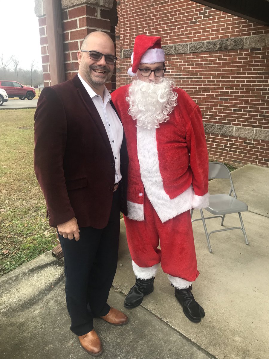 HarperJimmy1's tweet photo. It’s almost Christmas! Look who I found at church this morning! I think his name was Santa Maloney! https://t.co/lSwtSnjGzH