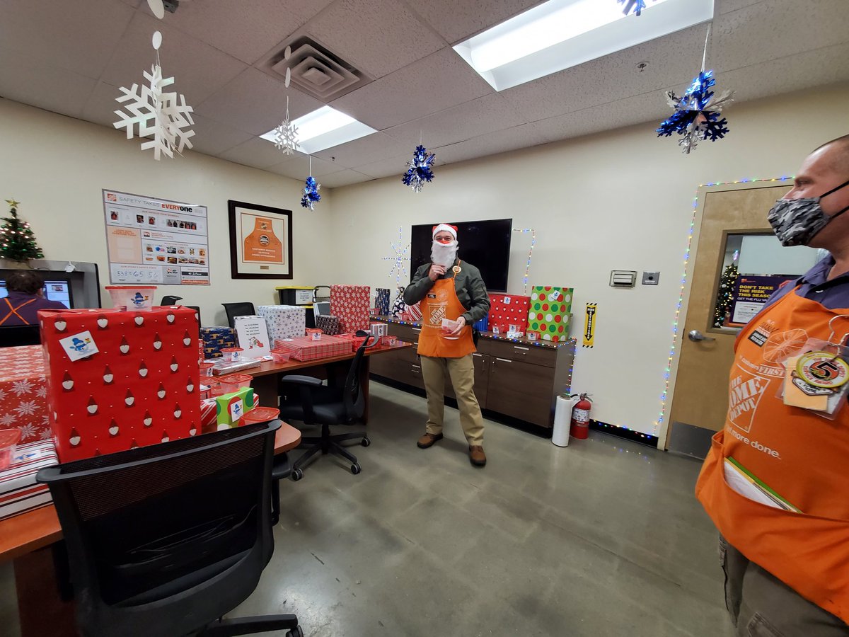 HuntingtonTHD's tweet photo. Christmas at Statesville Home Depot 3642!! @hd3642 @DerekBTHD @SCL13Blue @ErinWatsonHDHR @WebbfWebb https://t.co/MkM4YXxfap