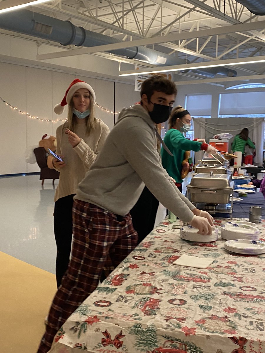 anne_flaherty's tweet photo. @OfficialSanta @BHSpeerleaders1 and @Santher were busy yesterday at our Santa Claus Pancake Breakfast.🎅🏼🎄🥞 https://t.co/KlONQqmbMn