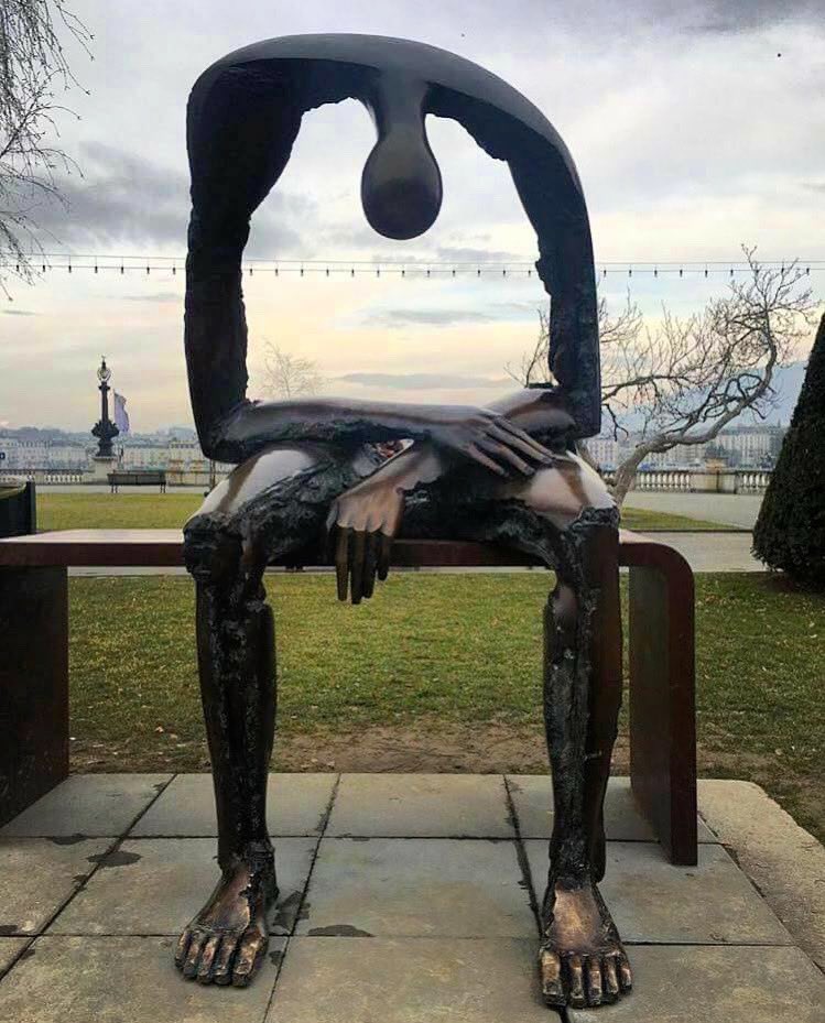 Benvinguts/Bienvenidos.
Somos el Grupo de Duelo Luciérnaga. 

"Espacio para descubrir juntos que, no solo el expresar dolor abiertamente no nos destruye, sino que al compartirlo se abre la posibilidad de recuperación". Escultura de Albert Gyorgy. El vacío del alma.