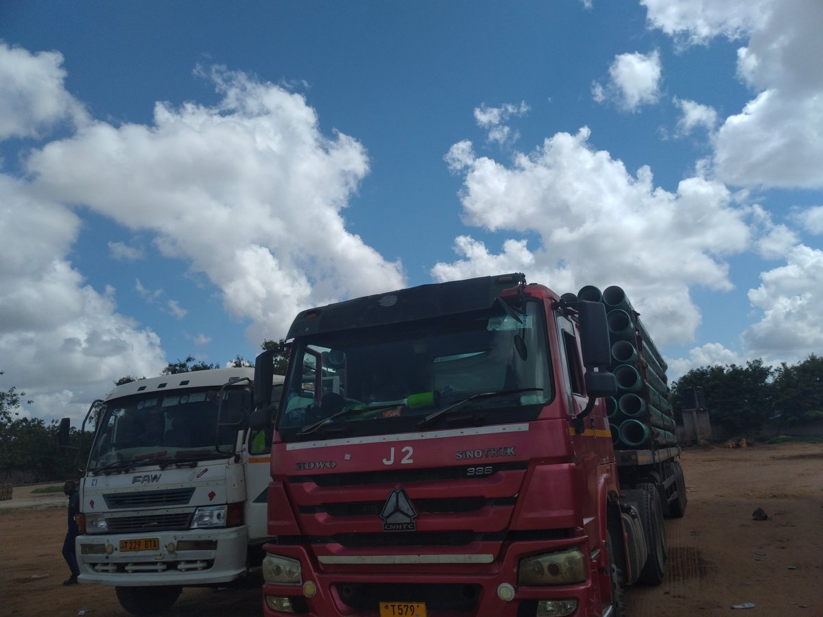 date_africa's tweet photo. 🇹🇿Tanzania : The load has arrived Mkundi water project, Morogoro
Larger pipelines have arrived which will be used to transport water from the pump station to the Mgulu Plane water tank, Morogoro city.
#utdainfo #utdatanzania #utdamkundi_water_project #utdawater #utdamkundi https://t.co/Eu3Q2XVWA7