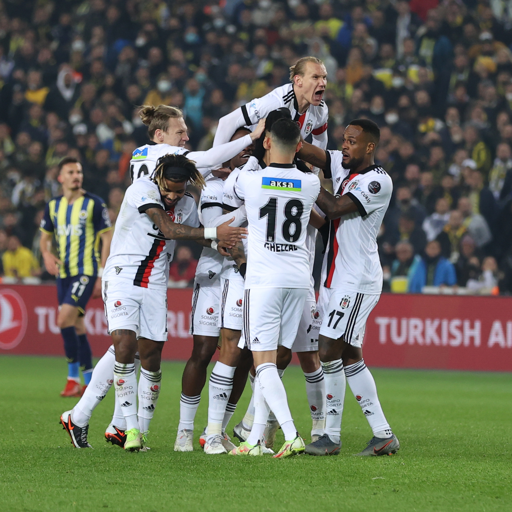 Fenerbahçe Maçında Beşiktaşlı Futbolcuların Gol Sevinci