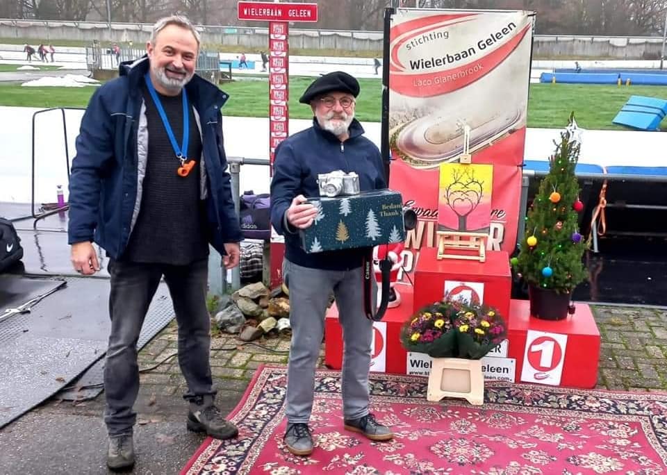 WielerbaanGL's tweet image. André Majewski 𝗢𝗡𝗧𝗩𝗔𝗡𝗚𝗧 𝗕𝗨𝗜𝗧𝗘𝗡𝗚𝗘𝗪𝗢𝗡𝗘 𝗖𝗔𝗠𝗘𝗥𝗔 
voor zijn foto van het jaar 2021.