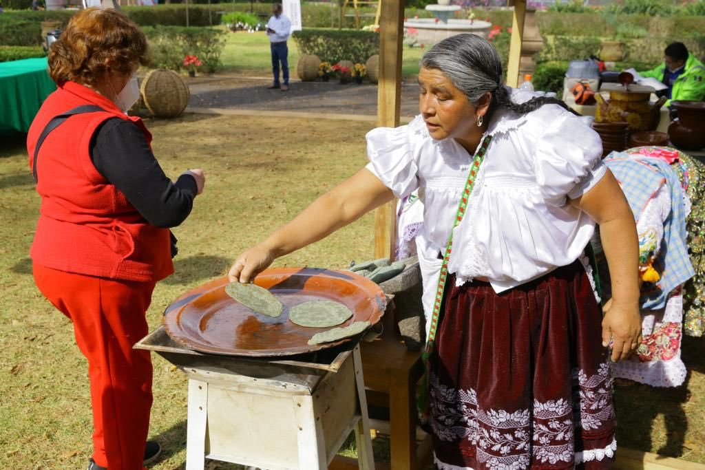 AzucenaMarinC's tweet photo. Los invitamos a Casa Michoacán, un espacio para todos. 

Ludoteca, cocineras tradicionales, artesanía, música regional y mucho más. ¡Los esperamos! #HonestidadyTrabajo https://t.co/egnCtDuB6x