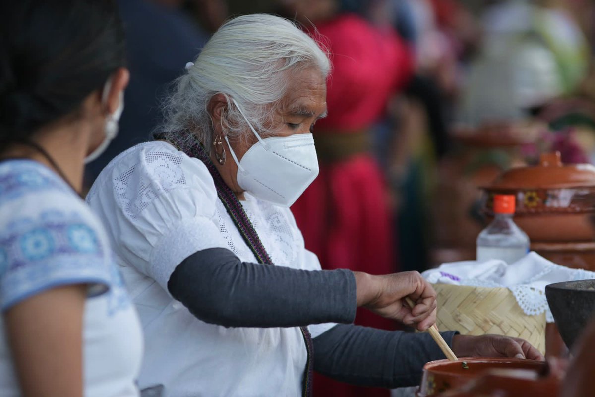 AzucenaMarinC's tweet photo. Los invitamos a Casa Michoacán, un espacio para todos. 

Ludoteca, cocineras tradicionales, artesanía, música regional y mucho más. ¡Los esperamos! #HonestidadyTrabajo https://t.co/egnCtDuB6x