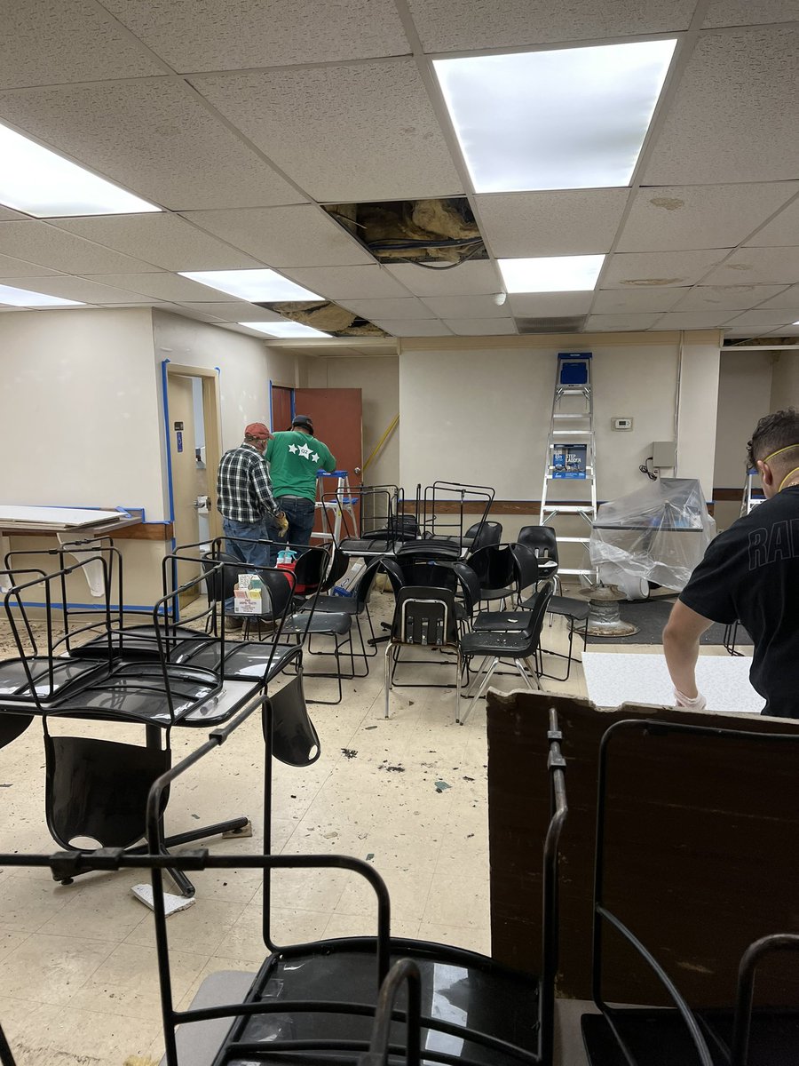 Lowes2263's tweet photo. When a team steps up and works hard, this is what you get! From start to finish they pushed to give the new London community meal center what they needed. New paint and a new ceiling @cag315 @DANIEL12520802 @CastagnaMike1 @TweetUsR30 https://t.co/dLcqsxHf3b