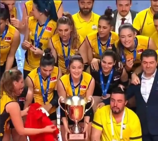 WofVOLLEY's tweet photo. .@ImocoVolley fall in tie-break – @VakifBankSK regain world club title, Haak MVP
https://t.co/7cgeXVACtf
#volleyball #ClubWorldChamps #FIVBwomensCWC https://t.co/5Ae8d69M6c