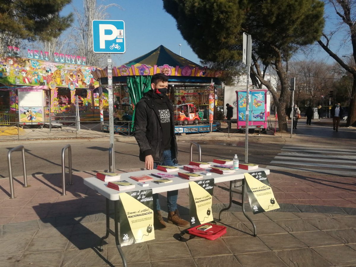 PCE_Villata's tweet photo. 📢 Cuando más frío hace y más necesario es para la salud y la vida, la #factura de la #luz se dispara.
📷 Ayer estuvimos en las Madrid para exigir acabar con el oligopolio eléctrico. Foto de #Villaverde.
#TomemosElControl #NacionalizaciónEléctricas https://t.co/oYxbk1zaUe