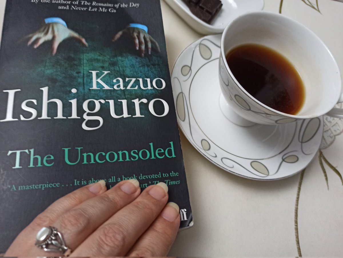 GorNevin's tweet photo. Kendimizi kitaba kahveye vurmak en iyisi. #kazuoishiguro #theunconsoled #avunamayanlar #kitap #kahve #gece #istanbul #aralık #kış https://t.co/9D47YUwNyK