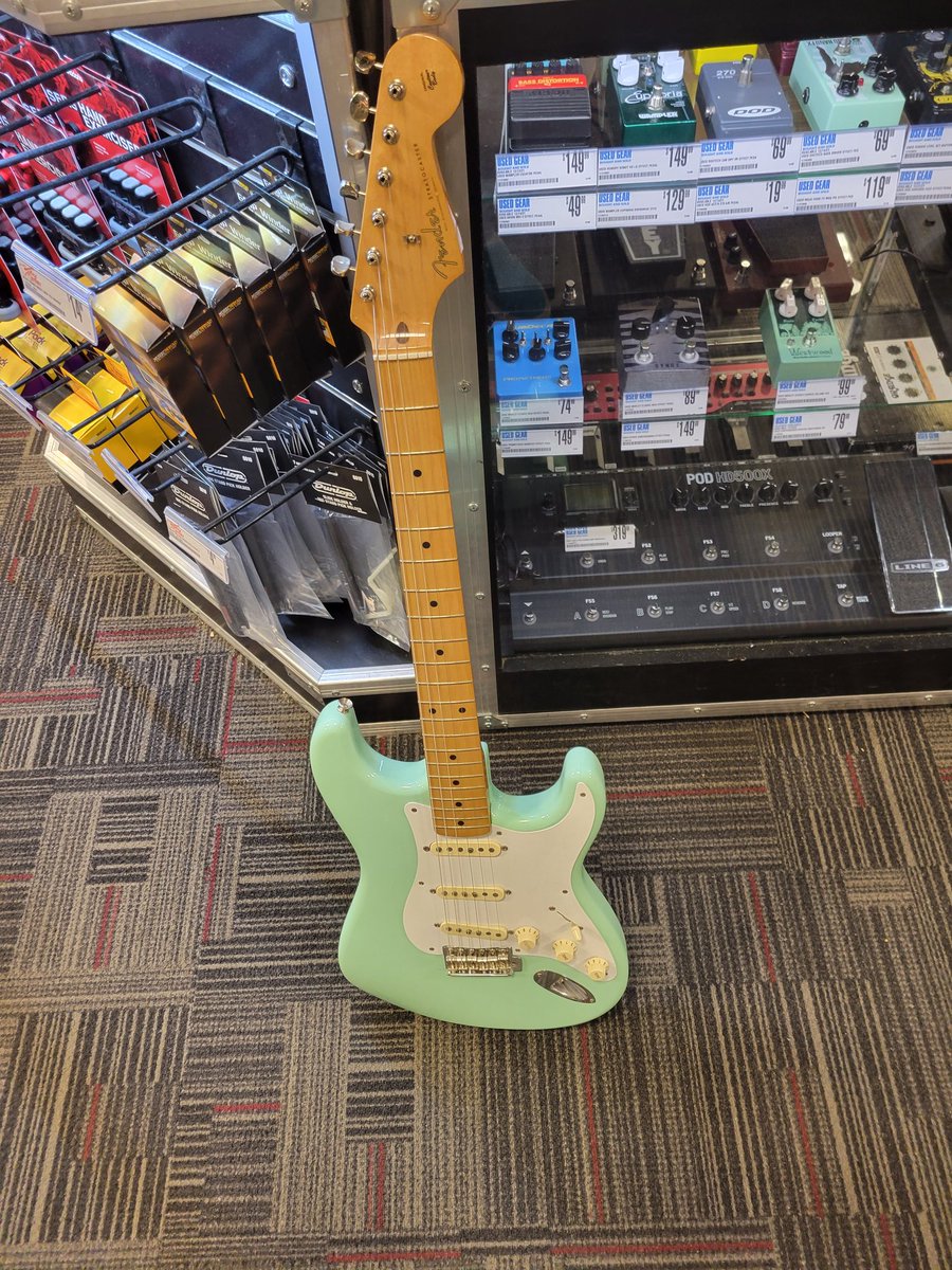 TMHocking's tweet photo. @guitarcenter 

Seriously, fuck you for selling me this strat, and then refusing to to buy it back in the EXACT SAME CONDITION you sold it to me in, having your employees tell me its a "parts caster"  fuck you and your lying ass staff at your denver store.  Assholes. https://t.co/YY454RbVGp