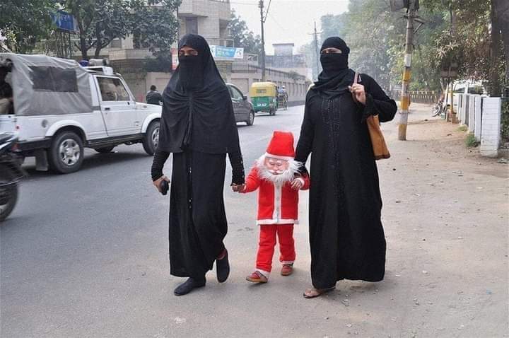 jameelbehram's tweet photo. Liberals &amp; Communists be like:

دو برقعہ پوش شدت پسند خواتین نے سینٹا کلاس کو اغواہ کرلیا. https://t.co/Kwvazdp0kz