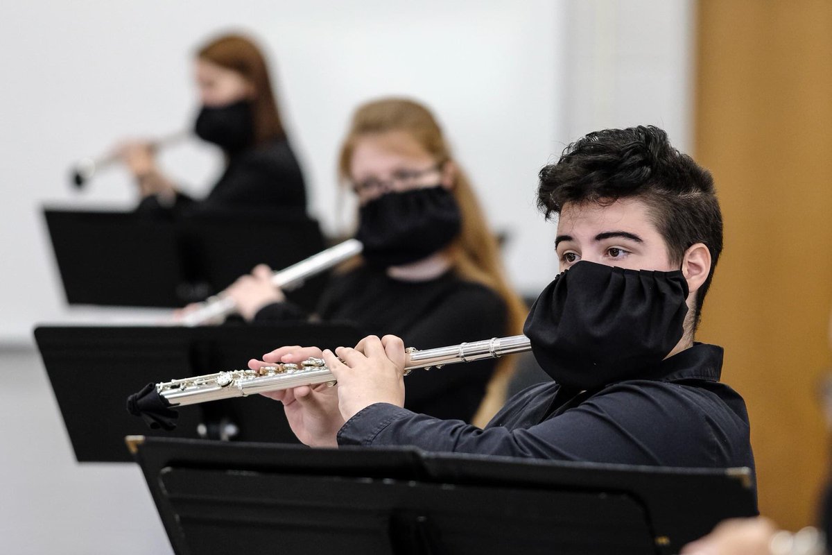 SRU_FluteStudio's tweet photo. Black flute masks are considered high fashion these days and YOU will get one if you join us for the 2022 Honors Flute Ensemble! You’re welcome! 🎶💚😷💚🎶 https://t.co/vx7ZLF0IHj
