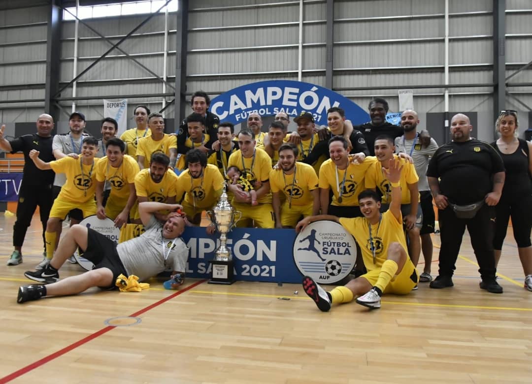 Guille263's tweet photo. ¡HISTÓRICO! #Peñarol es el primer club en ganar el Campeonato Uruguayo en todas las categorías oficiales AUF -rama masculina- en una misma temporada. 💪🏿💪

#Primera ✅
#Sub20 ✅
#Sub17 ✅ https://t.co/DP6DRTKcUo