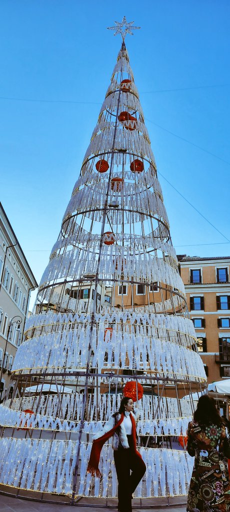 QueenWolvi's tweet photo. Piazza Spagna ❄️
 Pretty bad at taking photos 😅 https://t.co/Zq2V7hO4dL