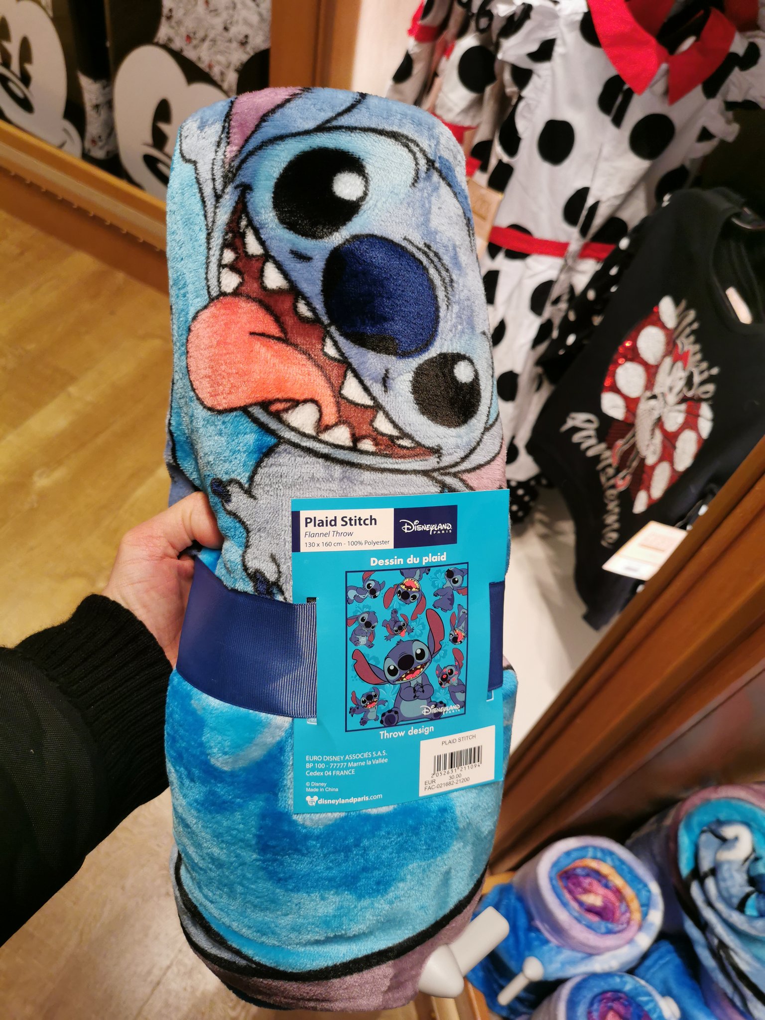 X 上的 InsideDlpCastle：「🛍️Le plaid Stitch, pourrait bien vous servir, en  attendant prochainement dans le froid, Disney Illumination 😅❄️ Prix: 30€  #DisneylandParis  / X