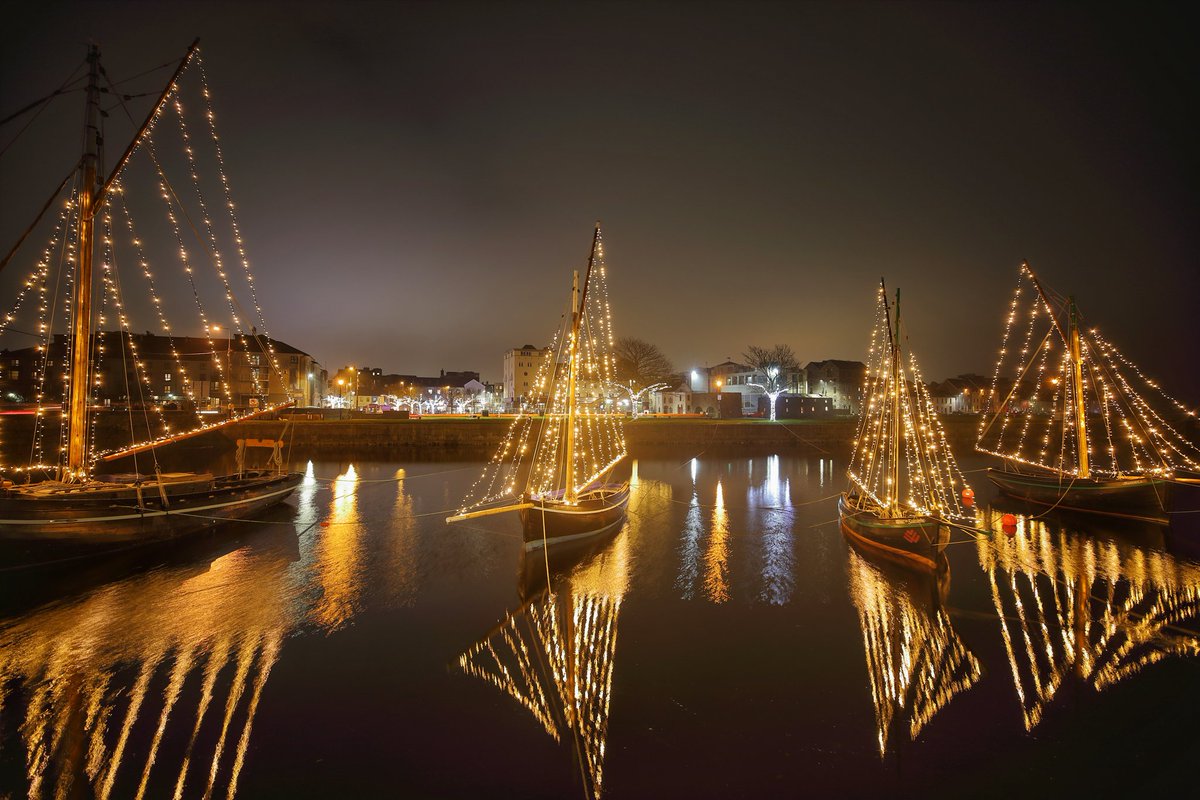 ZhangChaosheng's tweet photo. 4 Galway Hookers were decorated  in the Claddagh Basin this evening https://t.co/exFFC8CWu6