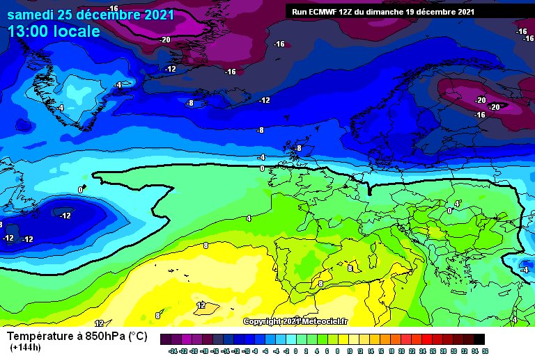 CarlowWeather's tweet photo. Latest weather model updates largely keep cold to North of us for Christmas Day with low system bringing rain to Southern areas. Still some uncertainty though. Scotland could well see a white Christmas though! https://t.co/3lMLZQqUjn