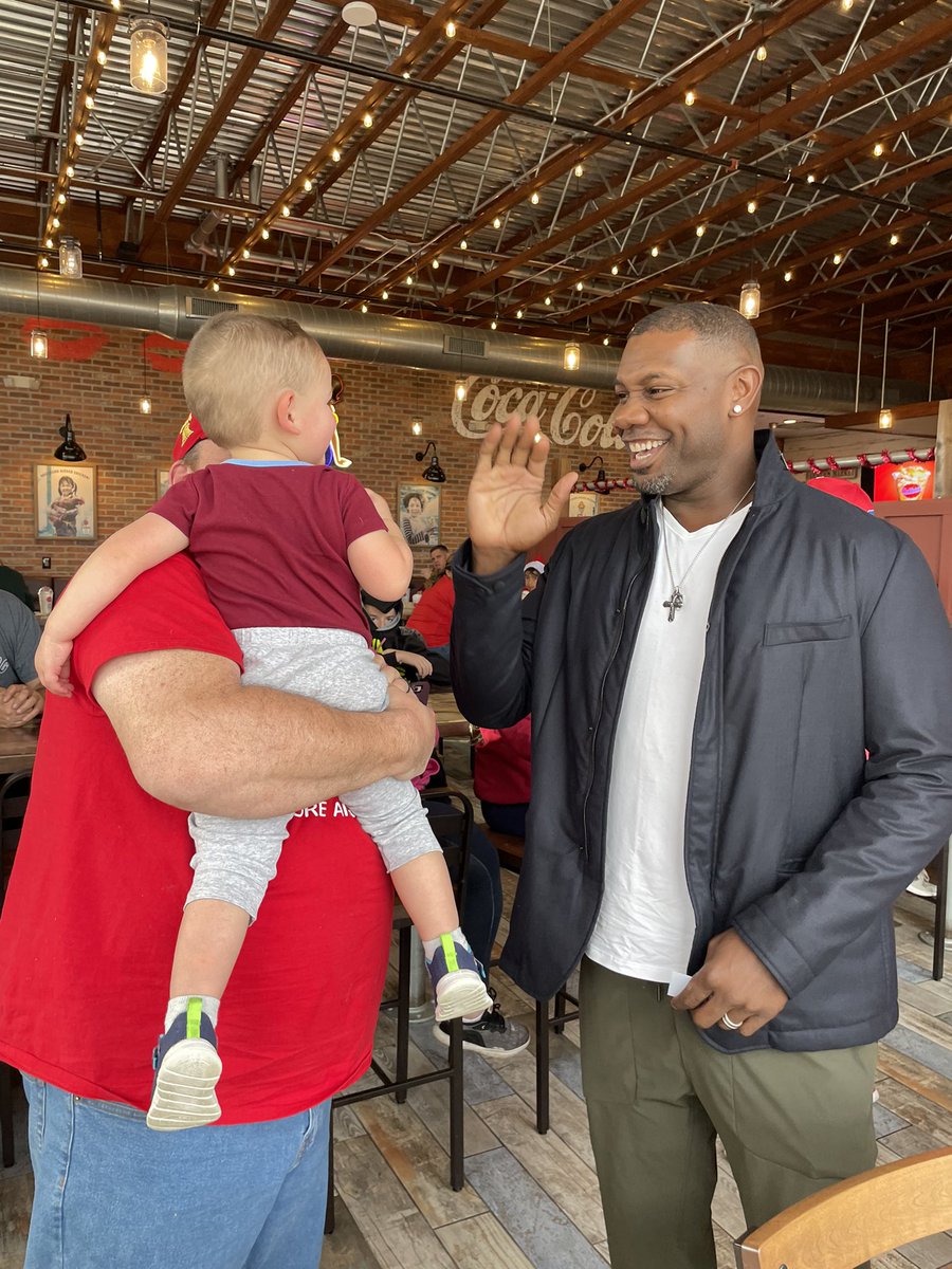 PhandemicKrew's tweet photo. Great seeing and chatting with one of the all time greats. @ryanhoward #colbies #food #meetandgreer https://t.co/3LdatjRF65