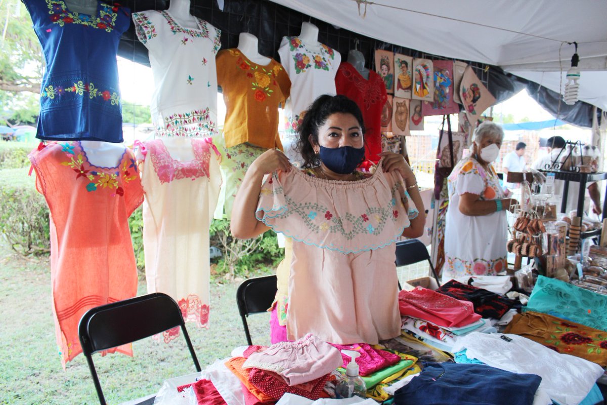 CAEYYucatan's tweet photo. Visítanos hoy en el último día de la tradicional “Feria Artesanal Navideña” donde encontrarás a 52 artesanas y artesanos exponiendo una gran variedad de artesanías, como #huipiles, blusas y ternos con hermosos matizados, elaborados en tela de lino o algodón, de punto de cruz https://t.co/xFBppPlHHQ