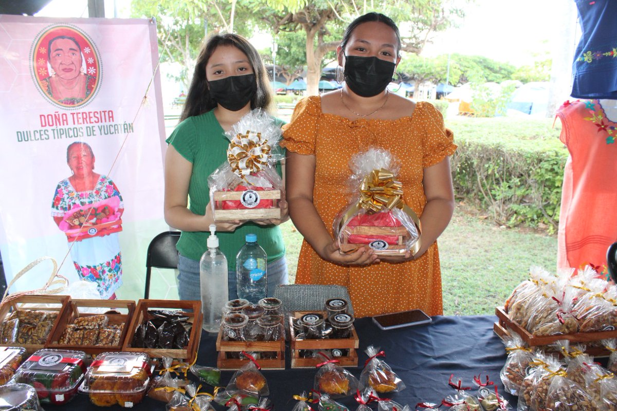 CAEYYucatan's tweet photo. Visítanos hoy en el último día de la tradicional “Feria Artesanal Navideña” donde encontrarás a 52 artesanas y artesanos exponiendo una gran variedad de artesanías, como #huipiles, blusas y ternos con hermosos matizados, elaborados en tela de lino o algodón, de punto de cruz https://t.co/xFBppPlHHQ