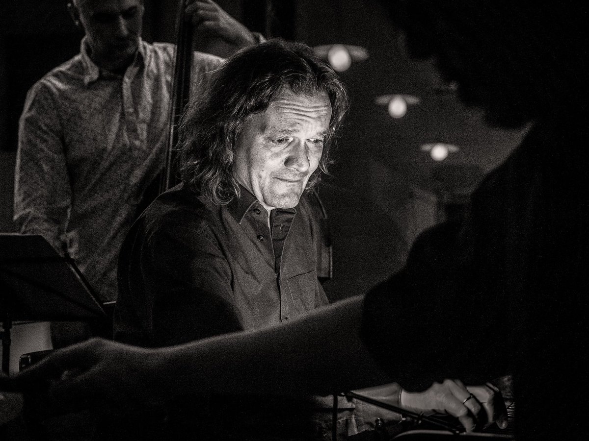 typolis's tweet photo. Walter Lang, begnadeter #Jazz-Pianist und feiner Mensch, ist am 16.12.2021 im Alter von nur 60 Jahren gestorben. Ruhe in Frieden!
Ich durfte ihn auf mehreren Konzerten Fotografieren. Danke fürs berühren!
https://t.co/KNgiOebFKG #WalterLang #gangundgäbe #TrioELF #München https://t.co/yUmmZZTOmZ