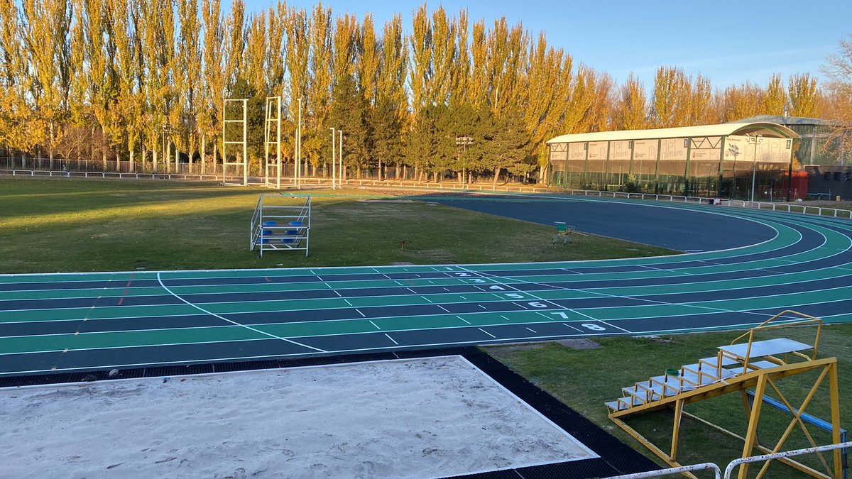 La pista de atletismo de Burgos lleva un mes terminada y aún no se nos ha permitido usarla, teniendo en cuenta que debería haber estado lista desde hace 3 meses. Algunos atletas estamos muy pendientes de ello porque se acercan grandes campeonatos