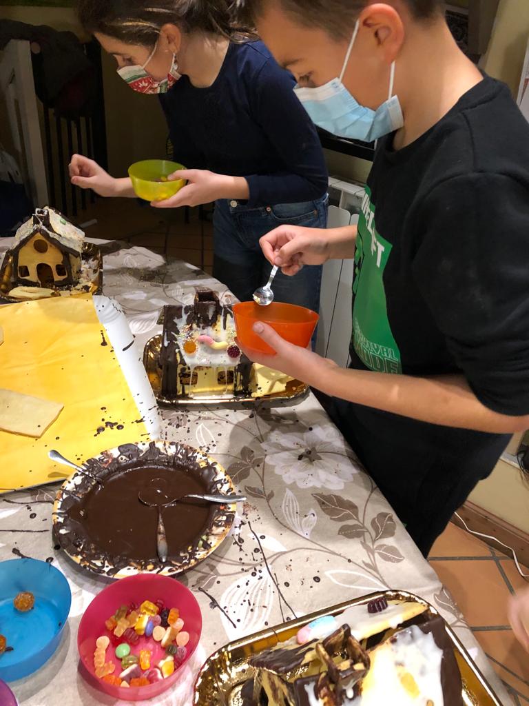 MarcelaM11's tweet image. We want to maintain 🧑‍🎄 routine at our friends' house during Covid times 😷 #CookingWithFriends ❤