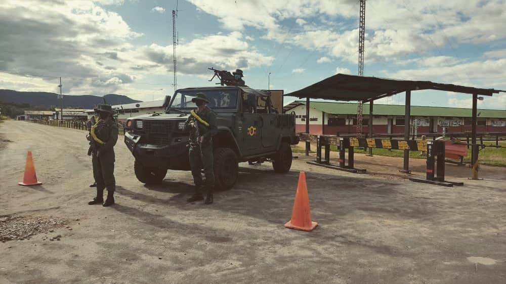 53Brinfs's tweet photo. •| Cumpliendo con la guia de planeamie to del GJ @darkteamvurdu15kk cmdte del @ceofanb el GB @yoeramon cmdte de la @ejb_53brig en las instalaciones de esta Unidad Superior se llevo acabo la instalación de las URRAS esto con la finalidad de responder ante cualquier eventualidad. https://t.co/uJbzPBztnG