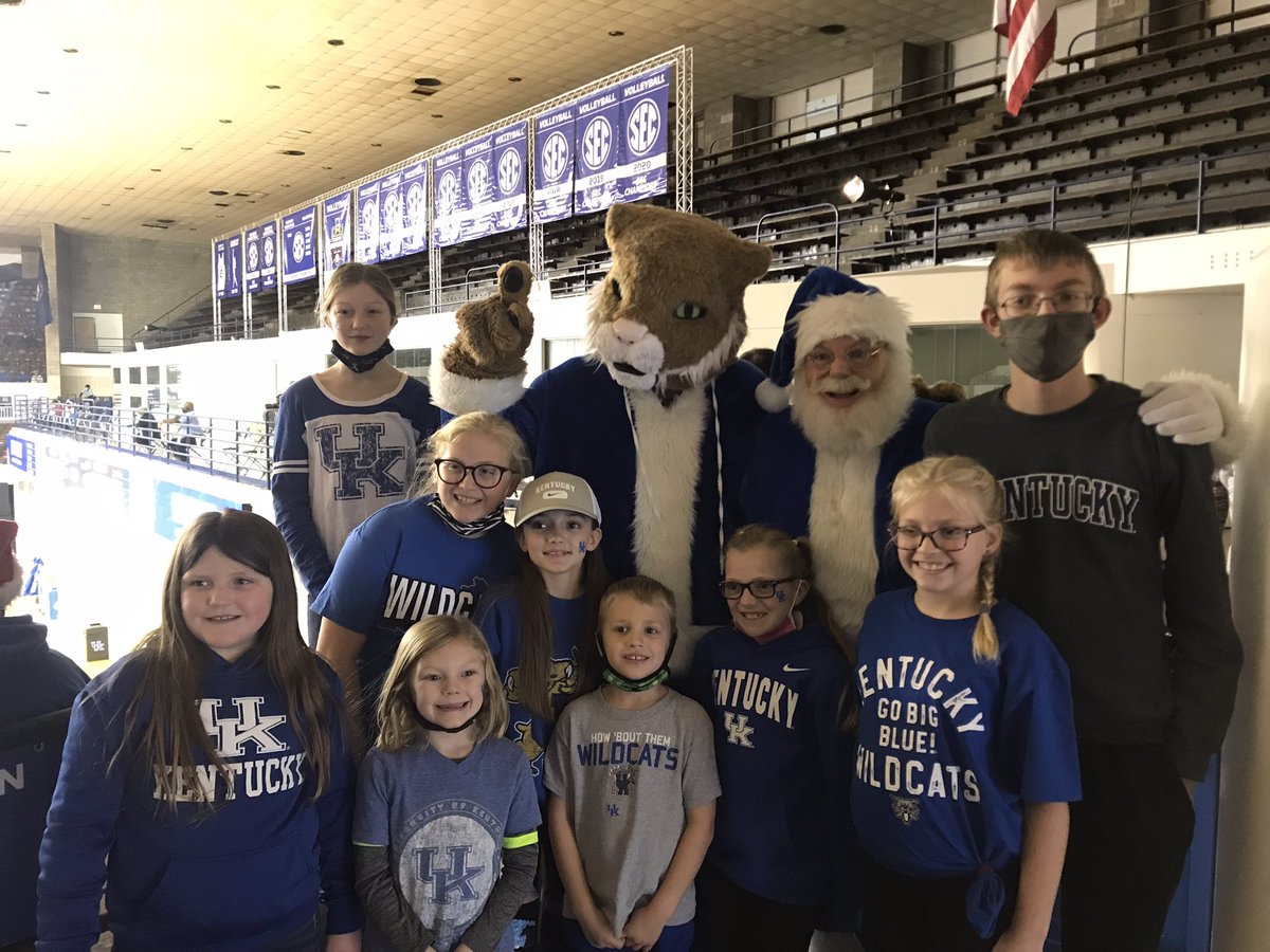 MattinglySarah's tweet photo. Merry Christmas! From 4th &amp; 5th grade girls basketball team. #WeAreUK https://t.co/9LoIURyU4y