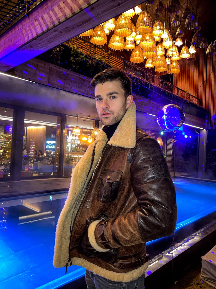PMoelleken's tweet photo. Name: David
Business: Import & Export 💊🤫💸
Geliefert wird ab dem 23. Dezember – exklusiv auf #Amazon @PrimeVideoDE! 📦😝
––––––––
#SZKB – #SexZimmerKücheBad
––––––––
@primevideo @amazonmusic @amazon @amazonde @belstaff
#SZKBserie #PrimeVideoDE #PrimeVideo #AmazonMusic #AMZN https://t.co/AKaBLOwRsD
