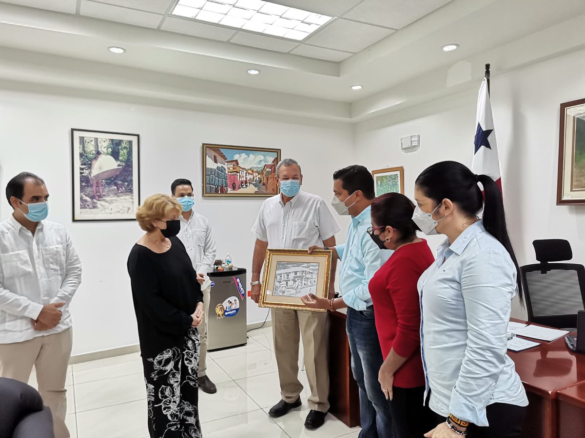 Miembros de la Junta Directiva del Colegio Nacional de Periodistas, Capítulo de Veraguas-Coclé, sostuvieron un encuentro con la Embajadora de #Cuba en #Panamá, Lydia González Navarro, con quien intercambiaron ideas sobre convenios de cooperación para capacitación a periodistas.