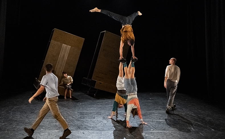 mercatflors's tweet photo. 'NUYE' és una proposta de circ, però també coreogràfica, que parteix de les parelles artístiques per entendre el concepte a tota mena de relacions.

🗓️ 27-30 desembre 2021 i 2-4 i 6-9 gener 2022

+ info i entrades: https://t.co/cab4iuczmZ

#NadalAlMercat https://t.co/PeAf6brqBl