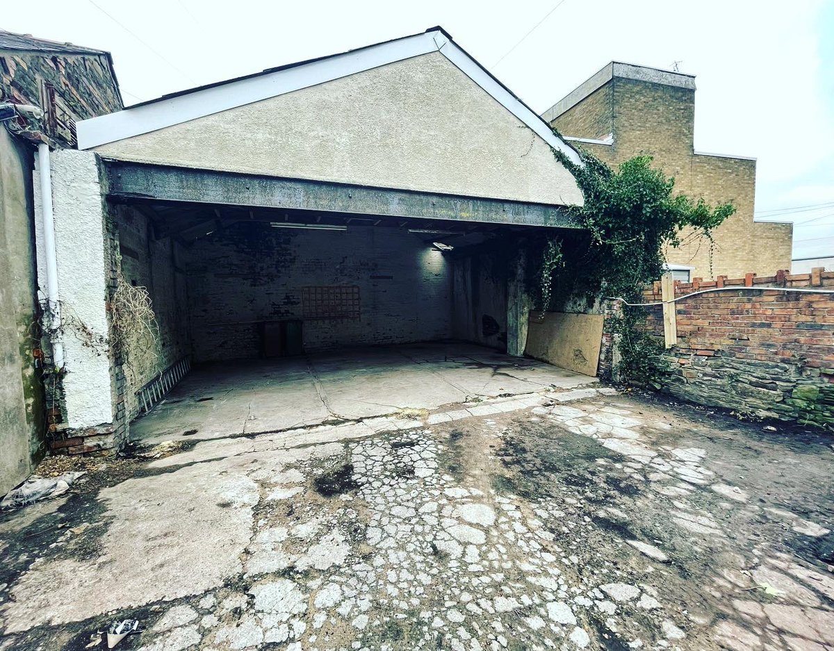 Commercial unit to rent - Caerphilly £7000 PA.