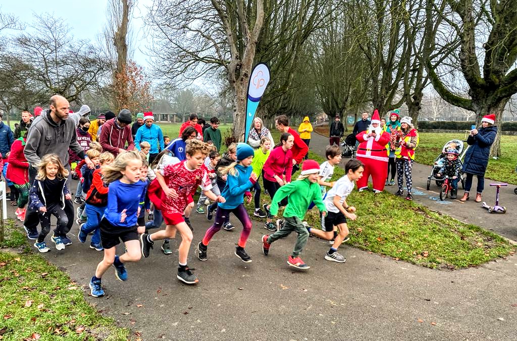 Fresh from Santa’s workshop, all tied up with a bow, this week’s run report 🎁 Featuring practical and not-so-practical costumes, Christmas cupcakes and a whole cohort of visitors from the North Pole 🎄 parkrun.org.uk/florencepark-j…
#loveparkrun #juniorparkrun