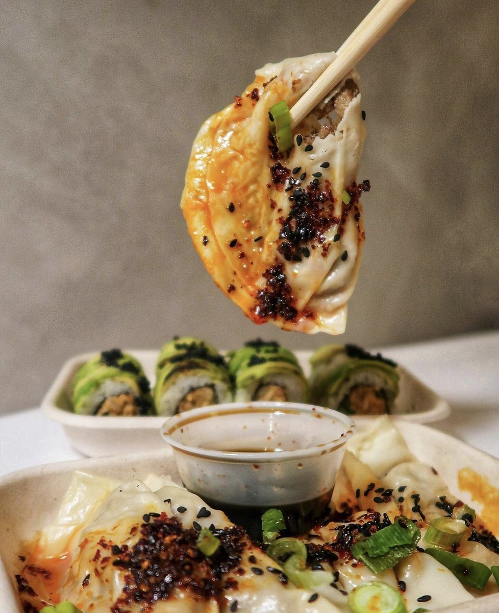 vedgecousa's tweet photo. Look at these ginger “beef” dumplings made with Impossible meat, cured napa cabbage, ginger, garlic, green onions, and chili oil with dark soy dipping sauce, paired with charred avocado rolls 🤤 from @beyondsushi! 
📸  @foodelventures on IG https://t.co/Krooe4Gan7