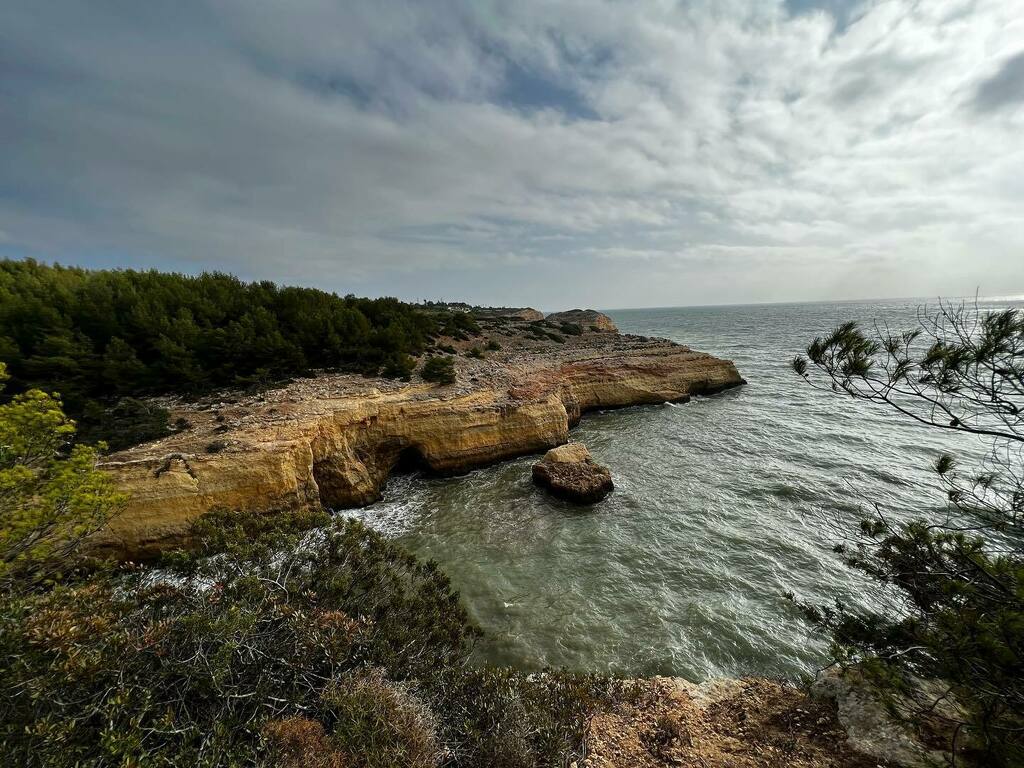 Timothy_Hughes's tweet photo. Cliff top walk from @rochabrava to #benagil via #praiadocarvalho #algarve #portugal #visitalgarve #visitportugal #travel #digitalnomad #hpbmoments #walk #walking #rochabrava #benagilbeach https://t.co/6bCmfwr5dq https://t.co/ImnF81Fpza