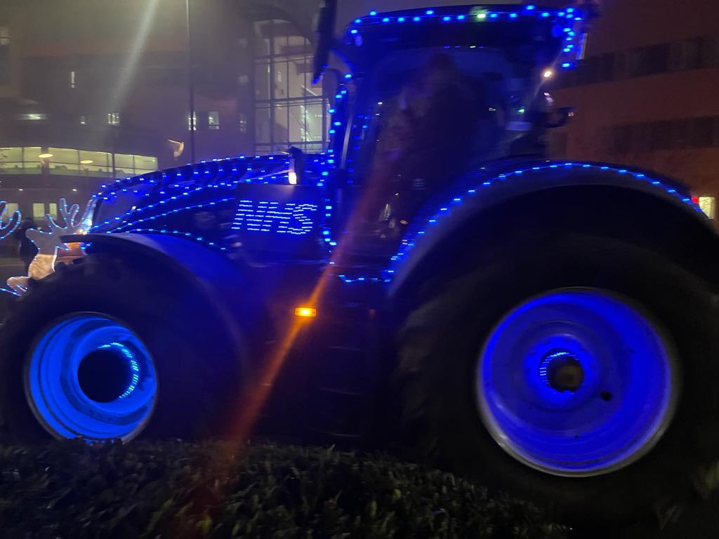 So moving & special to watch #TractorsLitUp pass @alderhey this evening @AlderHeyCharity @SFoodbanks #FestiveFarmers 🚜 🌲 🎅🏻 #NHS 👋