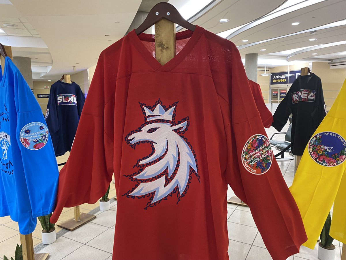 WorldJuniors's tweet image. What a way to welcome the world to Edmonton and to the #WorldJuniors!

A huge thank you to Cree artist Dusty LeGrande designing these Indigenous-inspired jerseys that are on display at @FlyEIA! ✈️

🇦🇹🇨🇦🇨🇿🇫🇮🇩🇪🇸🇰🇸🇪🇨🇭🇷🇺🇺🇸