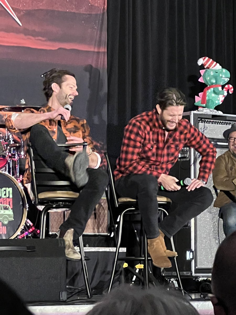 agosser25's tweet photo. #nashcon #SPNFamily 2021 @jarpad @JensenAckles Love these two guys so much 💕 https://t.co/rbnfM49JrR