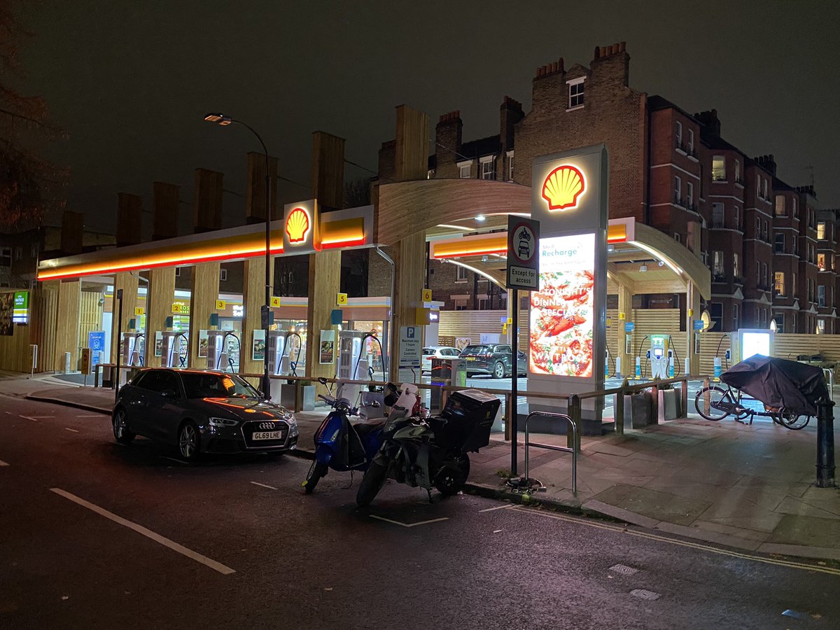 MrStuartRob's tweet image. This is Shell’s new and first UK EV hub in Fulham. Converted from a conventional fuel service station, it has 10 high powered 175kW charge points offering both CCS and CHAdeMO options. Cost is £0.49/kWh so 2.5x the cost of charging from home but a convenient option for some.