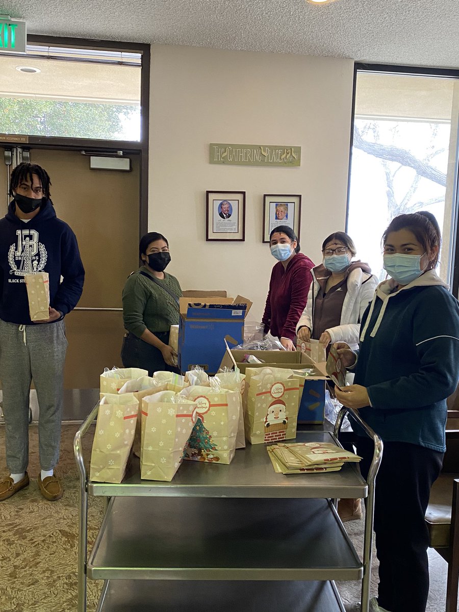 Please come see us if you need a warm meal and some holiday cheer. Thank you to the BC Nursing Students and BHS Student @TJ_Richard22 for helping out today!
