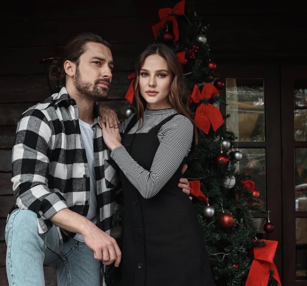 JerryNermin's tweet photo. ben yeni yıla girdim arkadaşlar sizi de bekliyorum. hep mi güzelsiniz siz 🎄✨❄️ 
#alpnavruz #alinaboz https://t.co/cuDLtHdauk